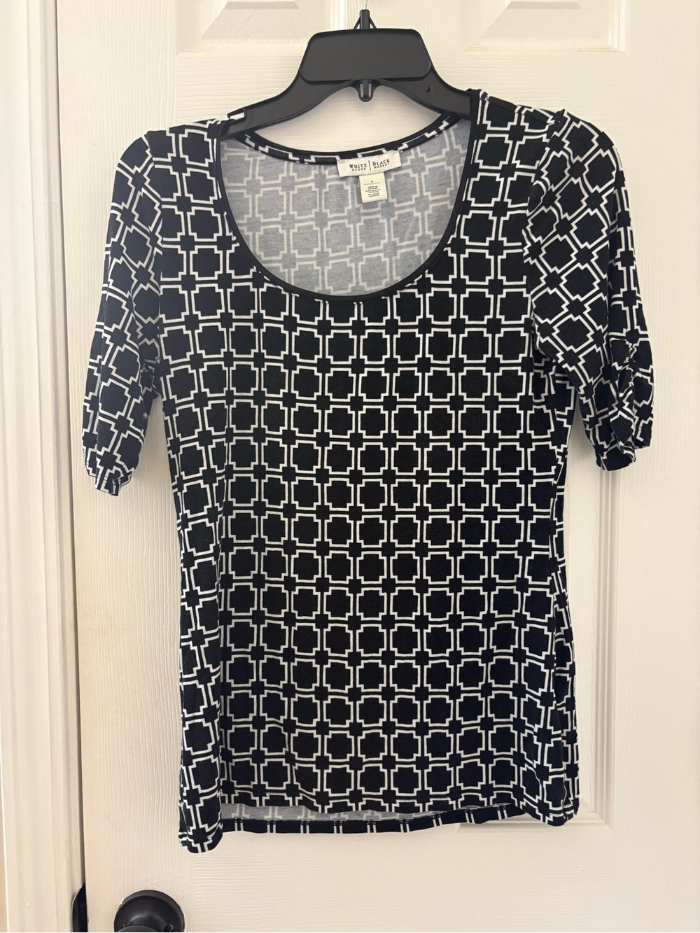 White House Black Market Black & White Geometric Scoop Neck Tee